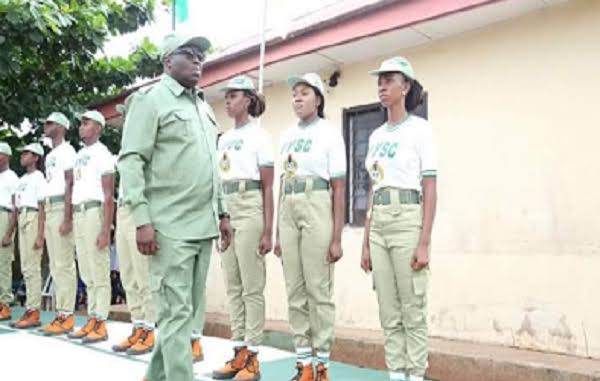 Ikpeazu With NYSC Members In Abia state 