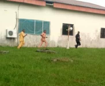 SEE Photos of Disgraced A'Ibom APC Lawmakers, Supporters Fleeing from Backdoor as Speaker, 20 Lawmakers Arrive