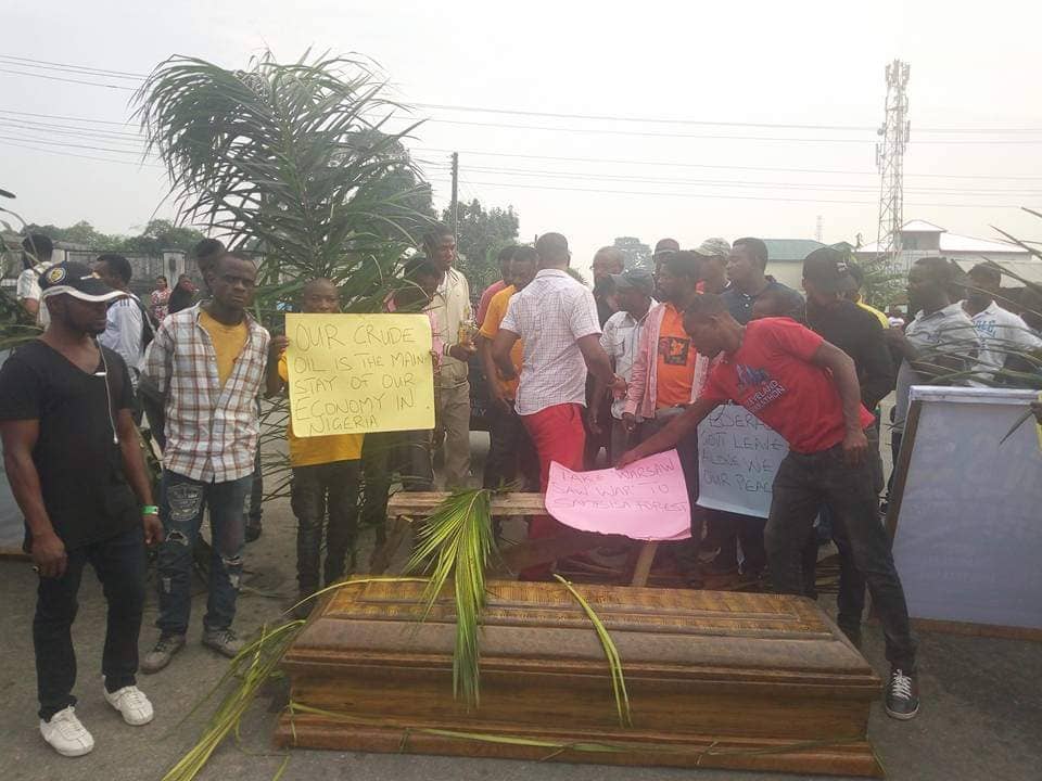 Youths Block ExxonMobile with Coffin Over Assembly Siege, Demand Police Boss Sack (Photos) 