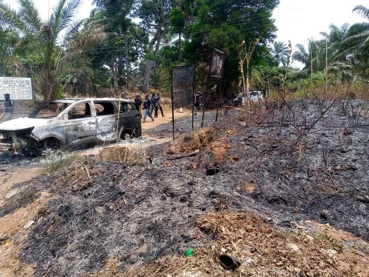 BREAKING: Gunmen Attack Anambra Police Checkpoint, Set Patrol Vans Ablaze, Cart Away Arms