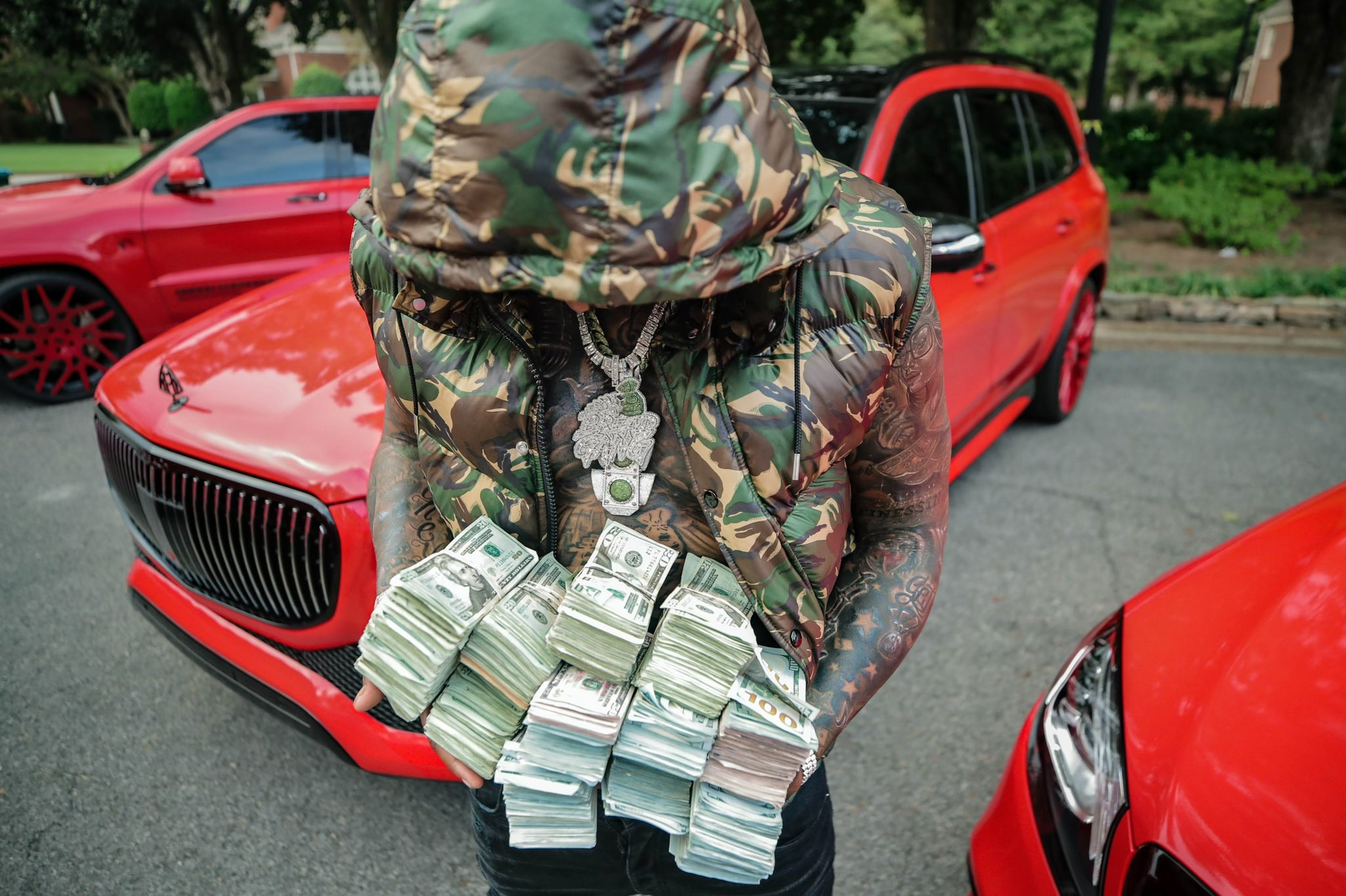 Moneybagg Yo with his $650,000 Ferrari SF90 🏎💨 📲 Find Moneybagg