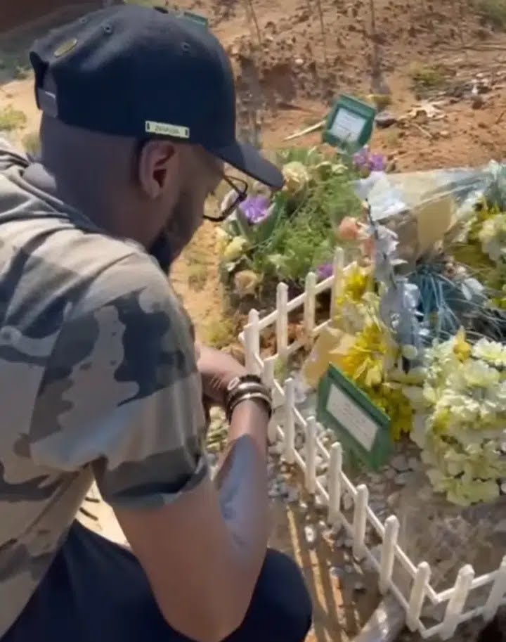 Singer 2face Idibia Visits Sound Sultan's Grave In The US (Photos, Video) – Igbere TV