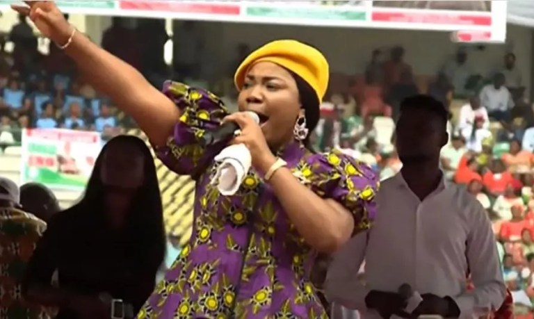 Nigerians react as Mercy Chinwo thrills crowd at PDP rally – Igbere TV