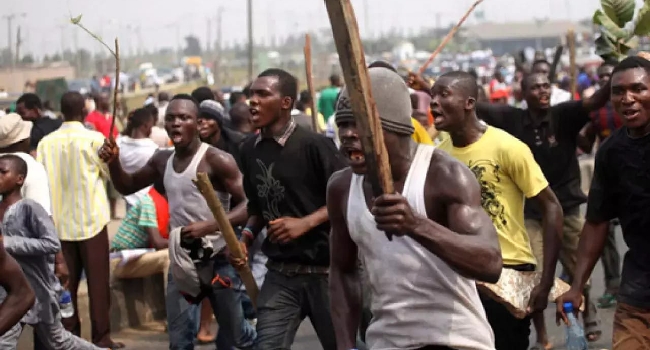 Angry youths strip two POS robbers naked, set them ablaze in Enugu - Vimarsana News